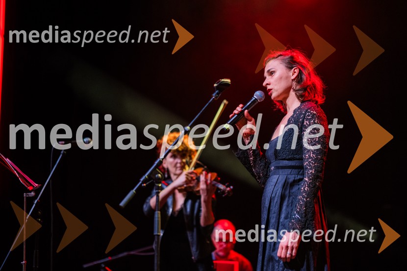  Višnja Fičor, igralkaKoncert Svetlane Makarovič Nosimo rdečo zvezdo