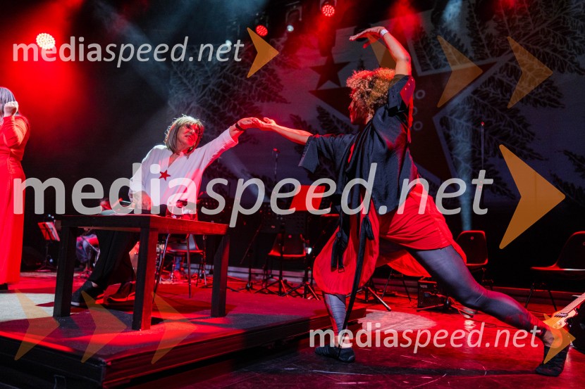  Svetlana Makarovič, pisateljica;  Maša Kagao Knez, koreografinja, plesalkaKoncert Svetlane Makarovič Nosimo rdečo zvezdo