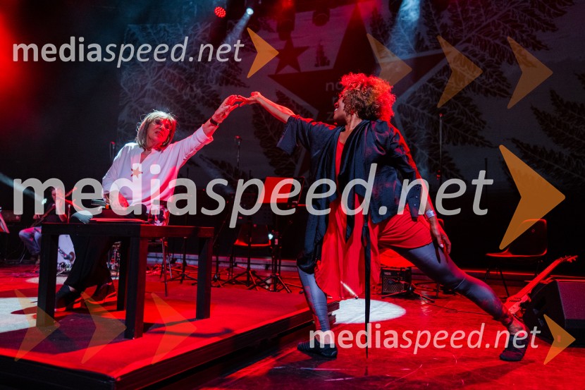  Svetlana Makarovič, pisateljica;  Maša Kagao Knez, koreografinja, plesalkaKoncert Svetlane Makarovič Nosimo rdečo zvezdo