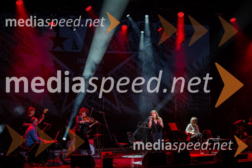  Jelena Ždrale, glasbenica;  Tina Resman, igralka;  Svetlana Makarovič, pisateljicaKoncert Svetlane Makarovič Nosimo rdečo zvezdo