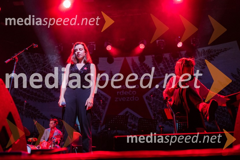  Tina Resman, igralka;  Svetlana Makarovič, pisateljicaKoncert Svetlane Makarovič Nosimo rdečo zvezdo