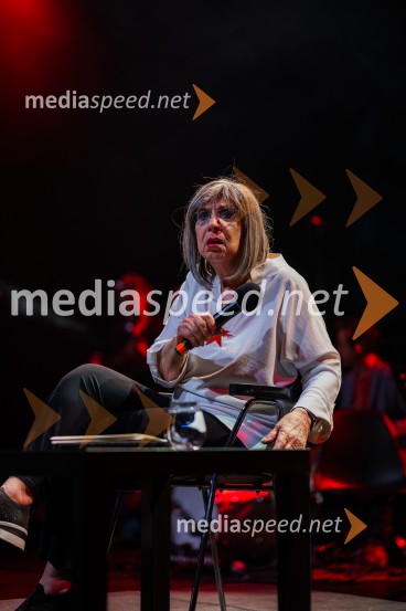  Svetlana Makarovič, pisateljicaKoncert Svetlane Makarovič Nosimo rdečo zvezdo