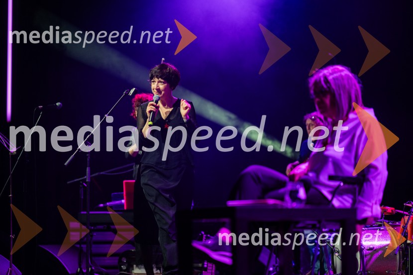  Janja Majzelj, igralkaKoncert Svetlane Makarovič Nosimo rdečo zvezdo