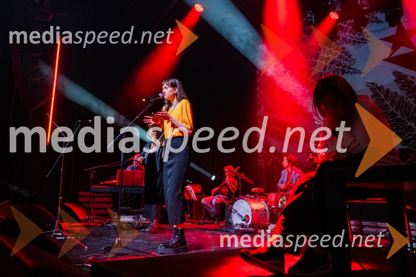  Anja Novak, igralkaKoncert Svetlane Makarovič Nosimo rdečo zvezdo