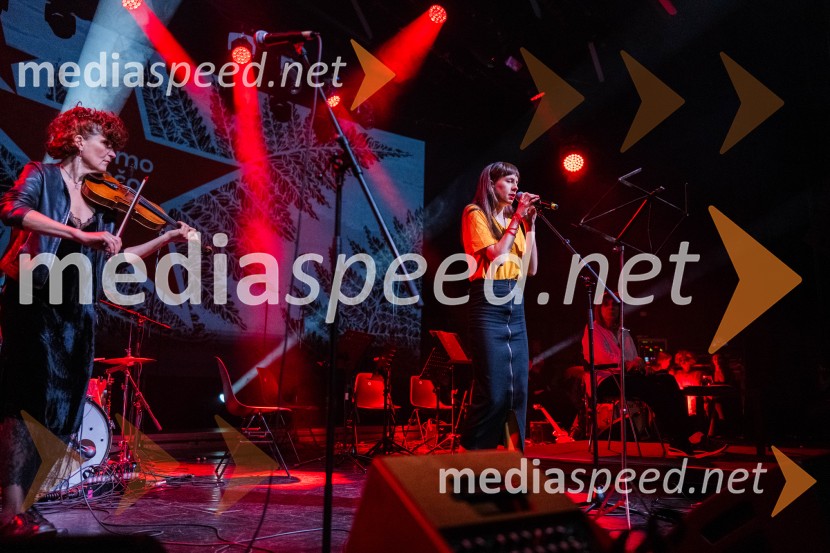  Anja Novak, igralkaKoncert Svetlane Makarovič Nosimo rdečo zvezdo