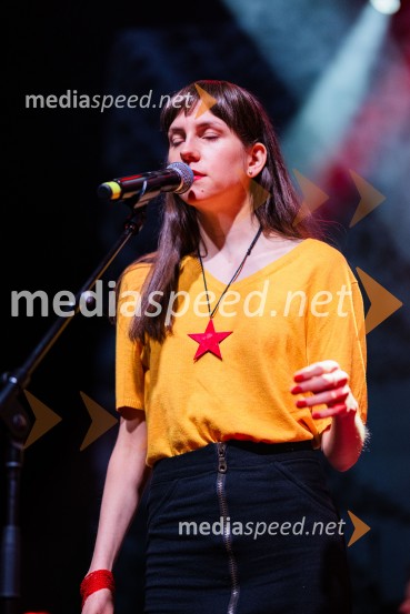  Anja Novak, igralkaKoncert Svetlane Makarovič Nosimo rdečo zvezdo