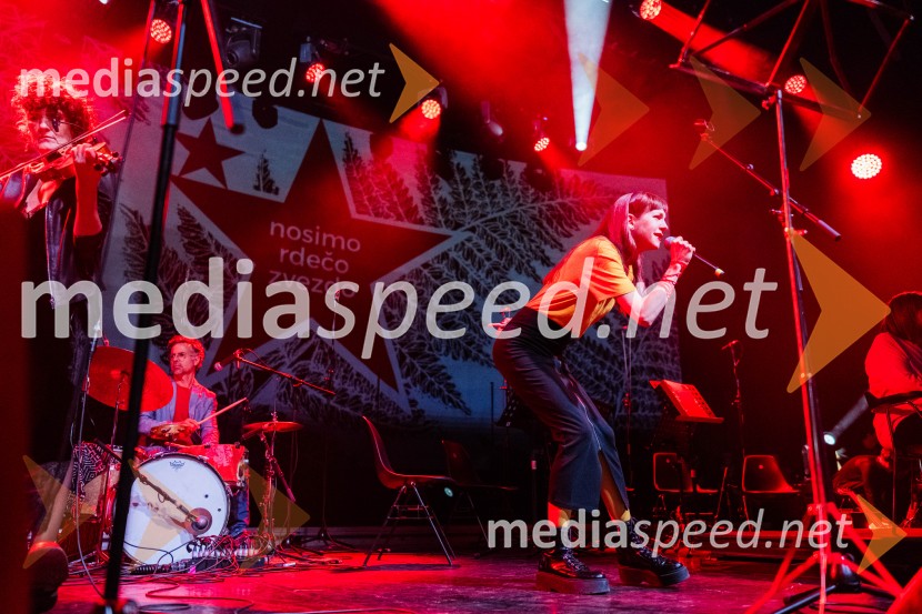  Anja Novak, igralkaKoncert Svetlane Makarovič Nosimo rdečo zvezdo