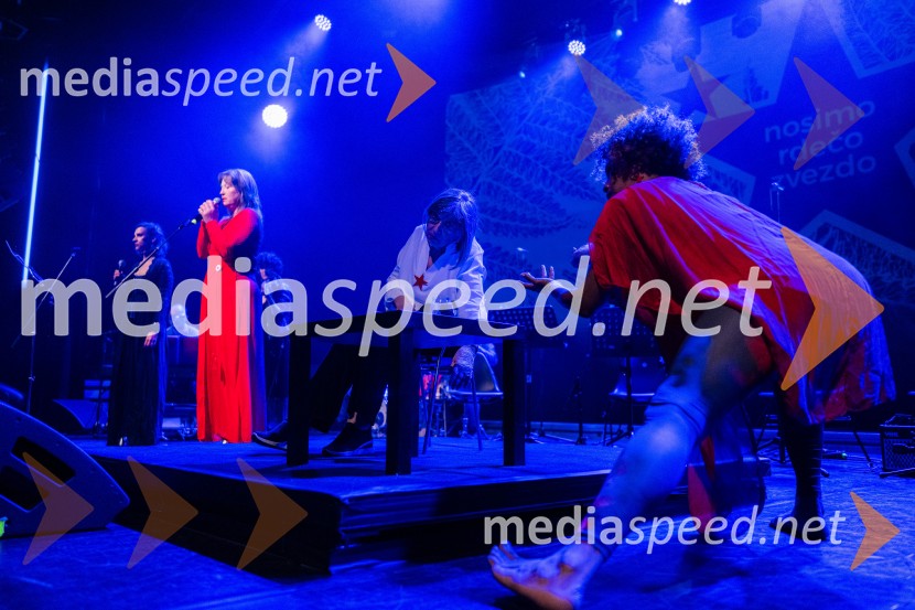  Nina Valič, igralka, pisateljica;  Svetlana Makarovič, pisateljica;  Maša Kagao Knez, koreografinja, plesalkaKoncert Svetlane Makarovič Nosimo rdečo zvezdo