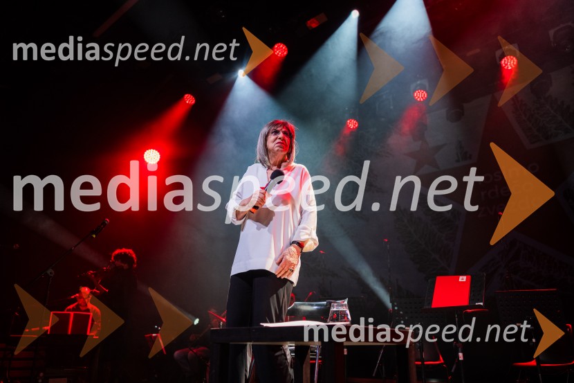  Svetlana Makarovič, pisateljicaKoncert Svetlane Makarovič Nosimo rdečo zvezdo