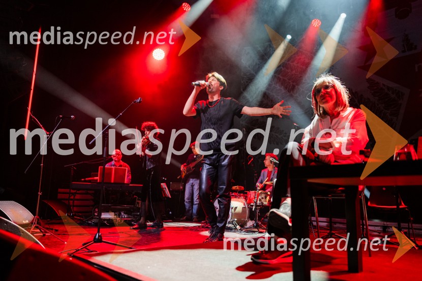  Tomaž Mihelič - Marlenna, član skupine Sestre;  Svetlana Makarovič, pisateljicaKoncert Svetlane Makarovič Nosimo rdečo zvezdo