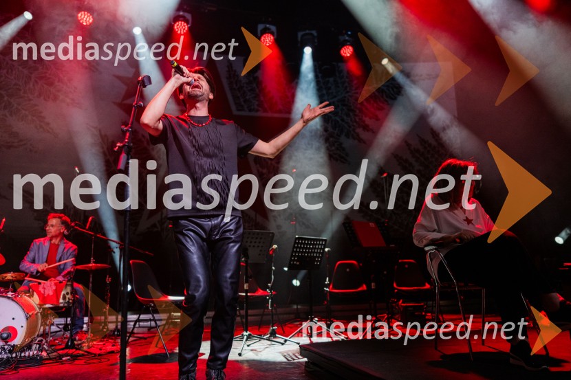  Tomaž Mihelič - Marlenna, član skupine SestreKoncert Svetlane Makarovič Nosimo rdečo zvezdo