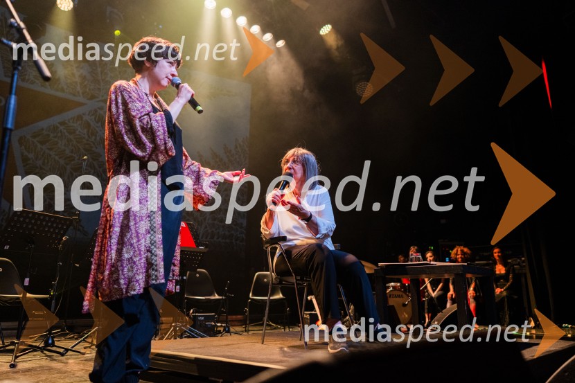  Janja Majzelj, igralka;  Svetlana Makarovič, pisateljicaKoncert Svetlane Makarovič Nosimo rdečo zvezdo