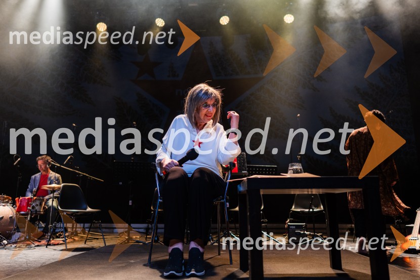  Svetlana Makarovič, pisateljicaKoncert Svetlane Makarovič Nosimo rdečo zvezdo