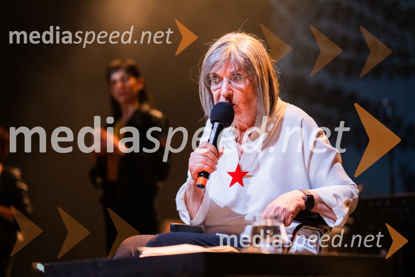  Svetlana Makarovič, pisateljicaKoncert Svetlane Makarovič Nosimo rdečo zvezdo