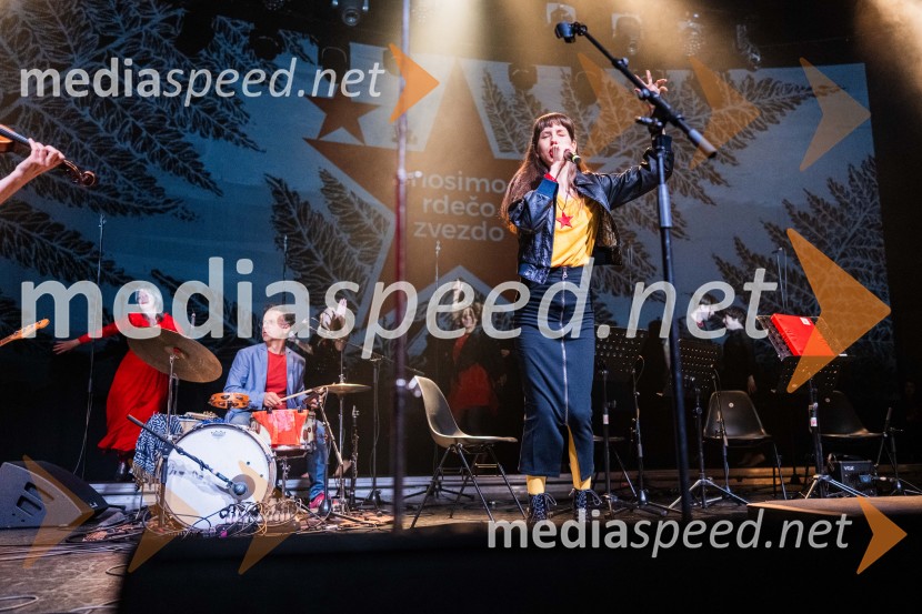  Anja Novak, igralkaKoncert Svetlane Makarovič Nosimo rdečo zvezdo