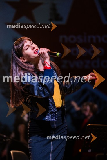  Anja Novak, igralkaKoncert Svetlane Makarovič Nosimo rdečo zvezdo