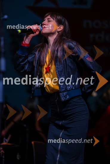  Anja Novak, igralkaKoncert Svetlane Makarovič Nosimo rdečo zvezdo