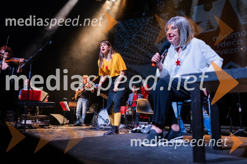  Anja Novak, igralka;  Svetlana Makarovič, pisateljicaKoncert Svetlane Makarovič Nosimo rdečo zvezdo