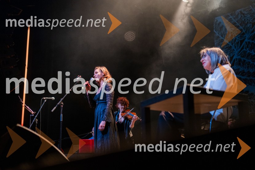  Višnja Fičor, igralka;  Svetlana Makarovič, pisateljicaKoncert Svetlane Makarovič Nosimo rdečo zvezdo