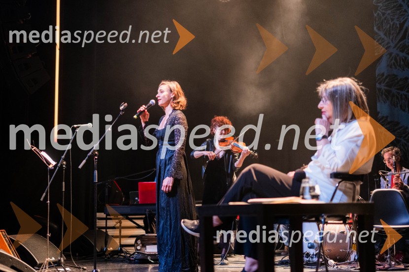  Višnja Fičor, igralka;  Svetlana Makarovič, pisateljicaKoncert Svetlane Makarovič Nosimo rdečo zvezdo