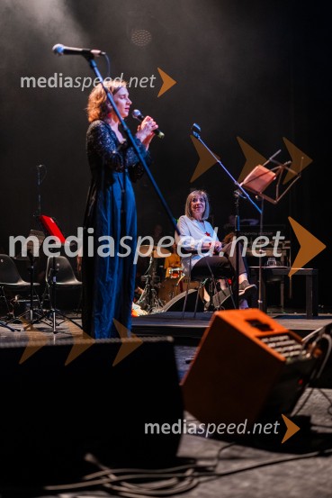  Višnja Fičor, igralka;  Svetlana Makarovič, pisateljicaKoncert Svetlane Makarovič Nosimo rdečo zvezdo