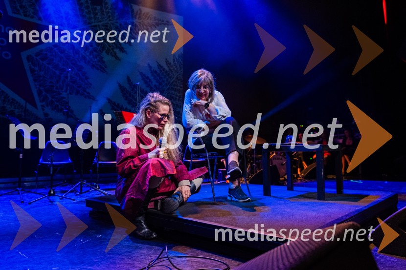  Aphra Tesla, glasbenica;  Svetlana Makarovič, pisateljicaKoncert Svetlane Makarovič Nosimo rdečo zvezdo