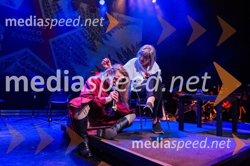  Aphra Tesla, glasbenica;  Svetlana Makarovič, pisateljicaKoncert Svetlane Makarovič Nosimo rdečo zvezdo