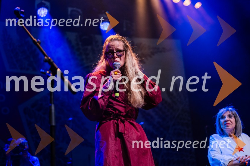  Aphra Tesla, glasbenica;  Svetlana Makarovič, pisateljicaKoncert Svetlane Makarovič Nosimo rdečo zvezdo