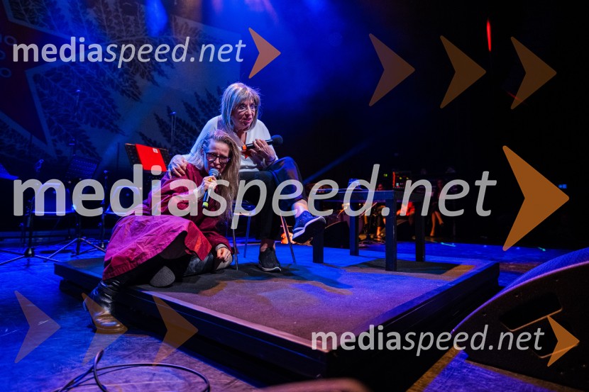  Aphra Tesla, glasbenica;  Svetlana Makarovič, pisateljicaKoncert Svetlane Makarovič Nosimo rdečo zvezdo