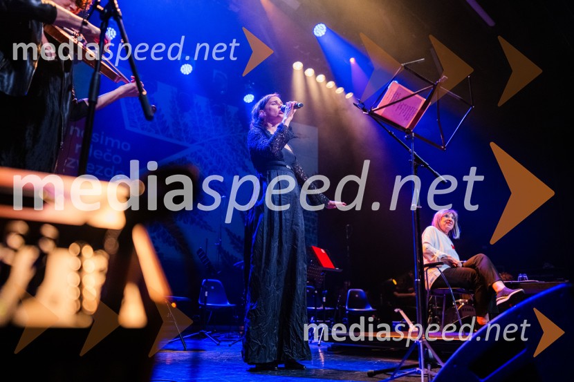  Višnja Fičor, igralka;  Svetlana Makarovič, pisateljicaKoncert Svetlane Makarovič Nosimo rdečo zvezdo