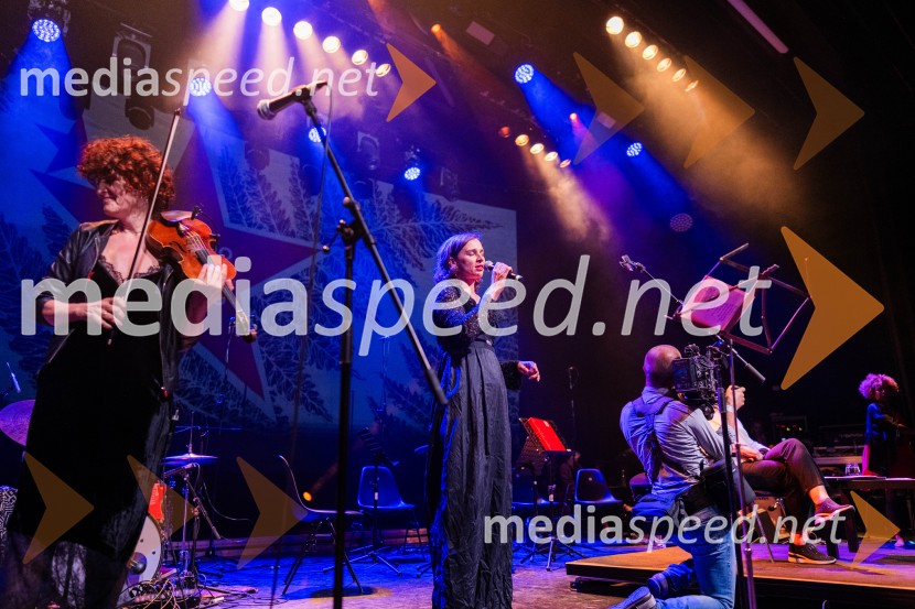  Jelena Ždrale, glasbenica;  Višnja Fičor, igralkaKoncert Svetlane Makarovič Nosimo rdečo zvezdo