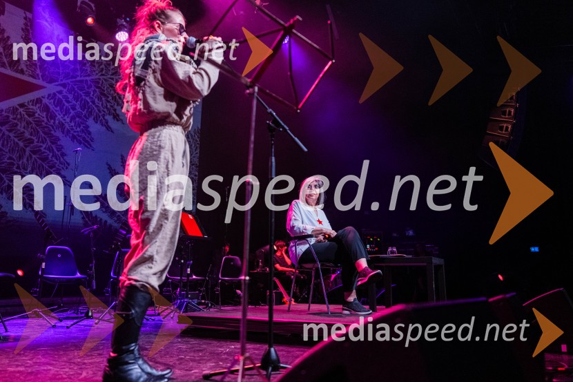  Aphra Tesla, glasbenica;  Svetlana Makarovič, pisateljicaKoncert Svetlane Makarovič Nosimo rdečo zvezdo