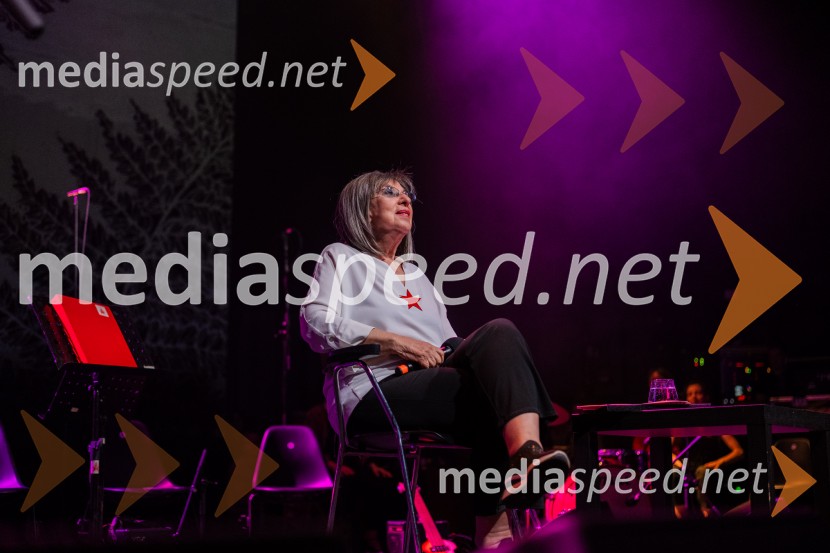  Svetlana Makarovič, pisateljicaKoncert Svetlane Makarovič Nosimo rdečo zvezdo