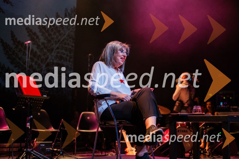  Svetlana Makarovič, pisateljicaKoncert Svetlane Makarovič Nosimo rdečo zvezdo