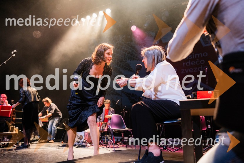  Višnja Fičor, igralka;  Svetlana Makarovič, pisateljicaKoncert Svetlane Makarovič Nosimo rdečo zvezdo