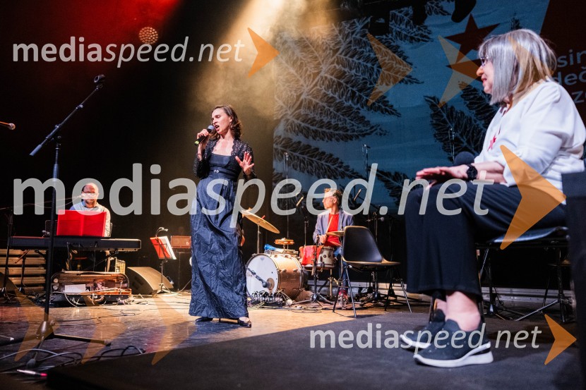  Višnja Fičor, igralka;  Svetlana Makarovič, pisateljicaKoncert Svetlane Makarovič Nosimo rdečo zvezdo