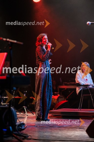  Višnja Fičor, igralkaKoncert Svetlane Makarovič Nosimo rdečo zvezdo