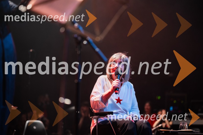  Svetlana Makarovič, pisateljicaKoncert Svetlane Makarovič Nosimo rdečo zvezdo