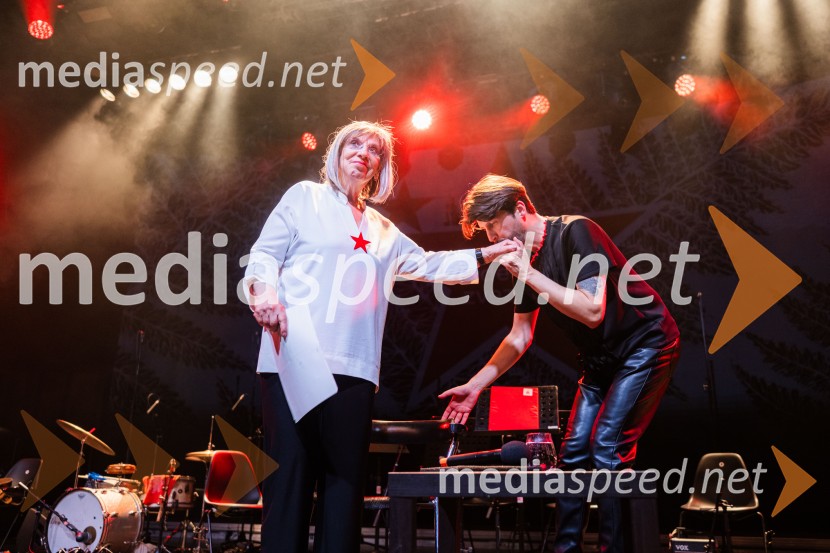  Svetlana Makarovič, pisateljica;  Tomaž Mihelič - Marlenna, član skupine SestreKoncert Svetlane Makarovič Nosimo rdečo zvezdo