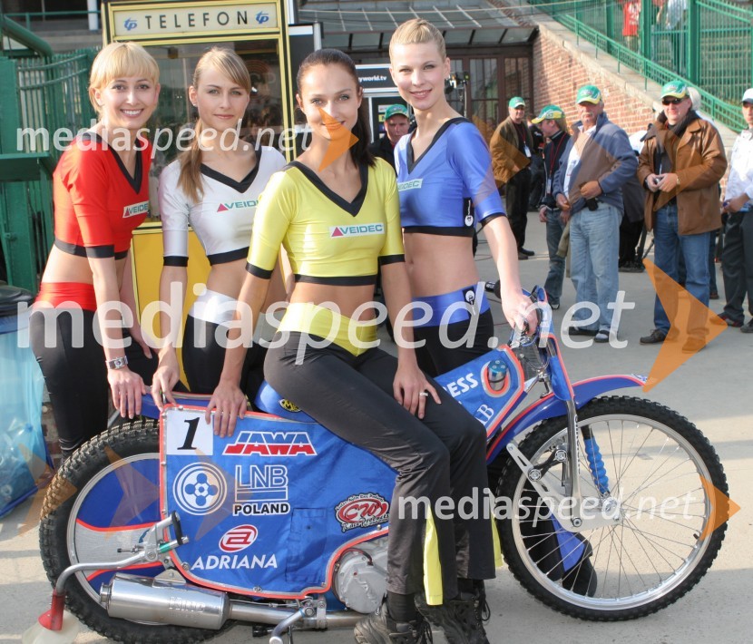 Štartne deklice na motorju zmagovalca Avstralca Jasona CrumpaSPEEDWAY, VN Evrope 2005