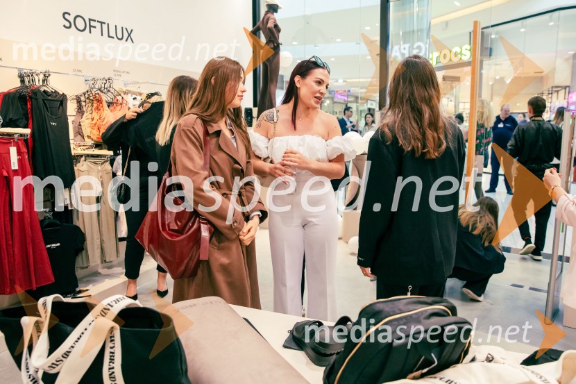  Lara Žgajnar;  Lara Memon;  Petra Parovel, lastnica, Swy brand d.o.o.Odprtje prve SWY fizične trgovine v Cityparku