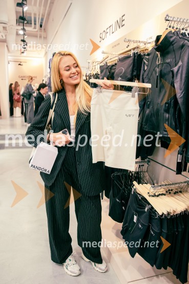  Sara Vrečko, spletna vplivnicaOdprtje prve SWY fizične trgovine v Cityparku