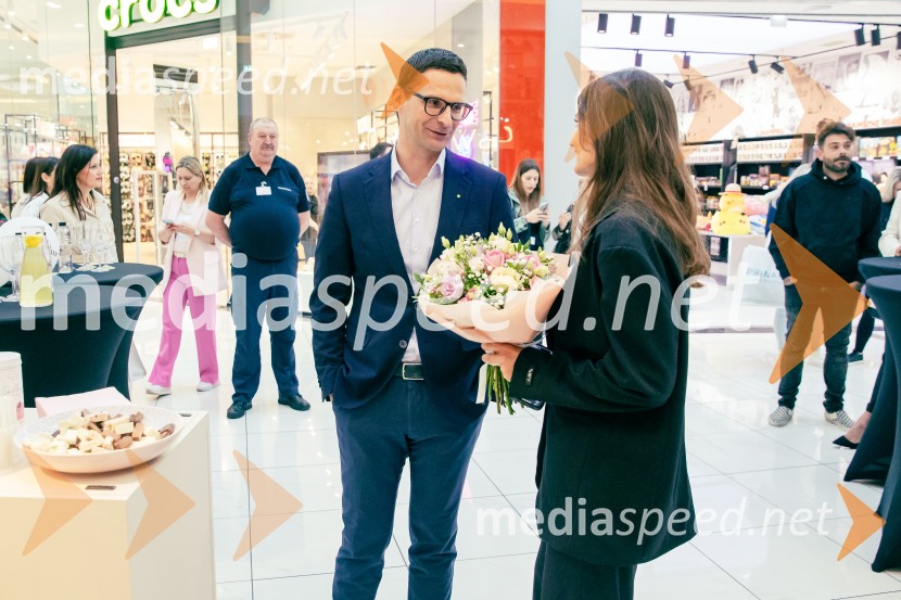  Andrej Ropret, center manager, Citypark Ljubljana;  Petra Parovel, lastnica, Swy brand d.o.o.Odprtje prve SWY fizične trgovine v Cityparku