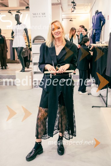  Tjaša  Kokalj Jerala, manekenka, voditeljicaOdprtje prve SWY fizične trgovine v Cityparku