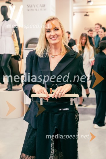  Tjaša  Kokalj Jerala, manekenka, voditeljicaOdprtje prve SWY fizične trgovine v Cityparku