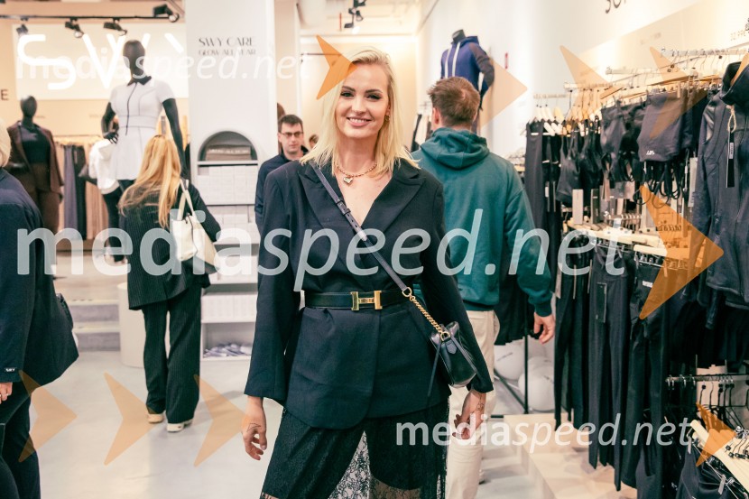  Tjaša  Kokalj Jerala, manekenka, voditeljicaOdprtje prve SWY fizične trgovine v Cityparku