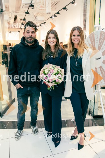  Jani Jugovic, Cool Fotr;  Petra Parovel, lastnica, Swy brand d.o.o.;  Teja  Jugovic, spletna vplivnica, Cool mamacitaOdprtje prve SWY fizične trgovine v Cityparku