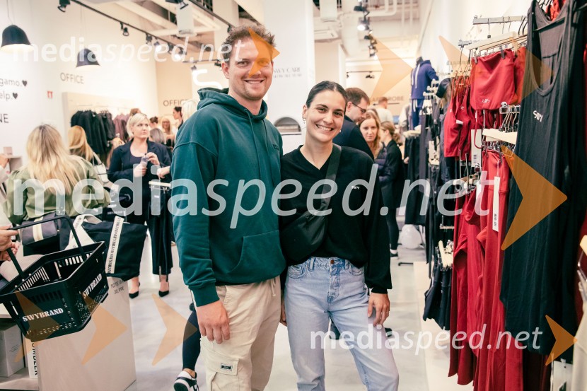  Matjaž Pezdirc, Acro Connection;  Alja Gomilar Zickero, Acro ConnectionOdprtje prve SWY fizične trgovine v Cityparku