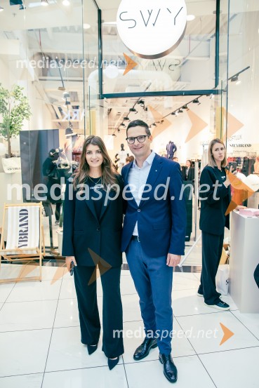  Petra Parovel, lastnica, Swy brand d.o.o.;  Andrej Ropret, center manager, Citypark LjubljanaOdprtje prve SWY fizične trgovine v Cityparku
