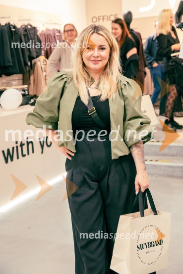  Jerica  Zupan, radijska voditeljicaOdprtje prve SWY fizične trgovine v Cityparku